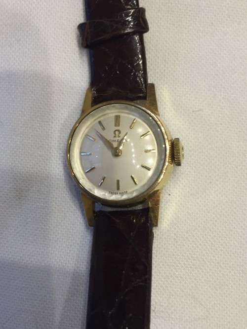 OMEGA LADIES WATCH VINTAGE IN FINE WORKING ORDER WIND-UP LEATHER STRAP