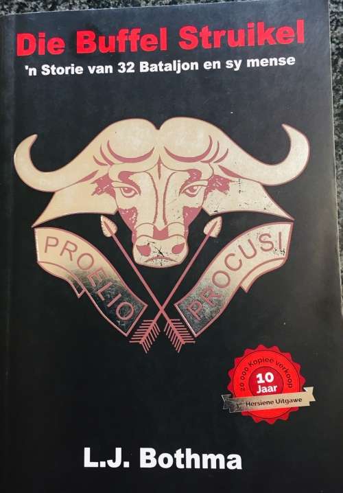 "DIE BUFFEL STRUIKEL - 'N STORIE VAN 32 BATALJON EN SY MENSE" LJ BOTHMA, EXCELLENT CONDITION