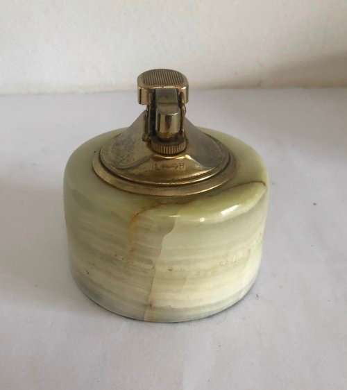 ONYX ROUND ASHTRAY AND LIGHTER MADE IN ITALY IN EXCELLENT CONDITION