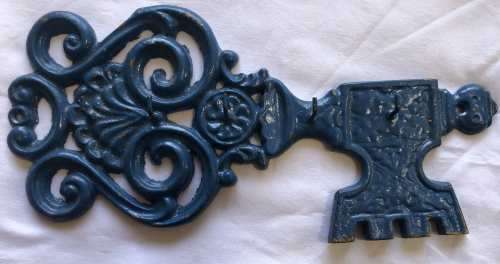 CAST IRON KEY RACK AND CAST IRON TRIVET