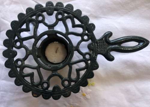 CAST IRON KEY RACK AND CAST IRON TRIVET