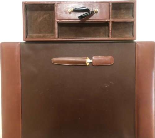 BROWN DESKTOP SET: DESKTOP CALENDAR HOLDER, LETTER OPENER, AND 2 PEN HOLDERS IN EXCELLENT CONDITION