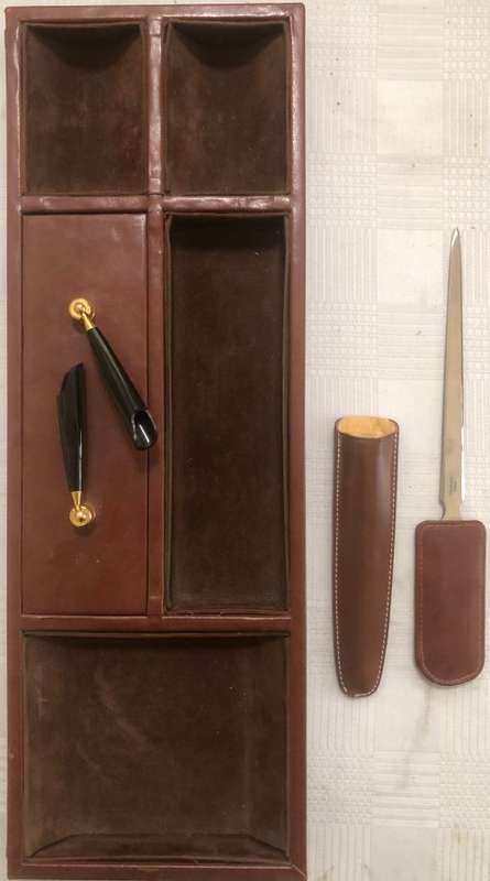 BROWN DESKTOP SET: DESKTOP CALENDAR HOLDER, LETTER OPENER, AND 2 PEN HOLDERS IN EXCELLENT CONDITION