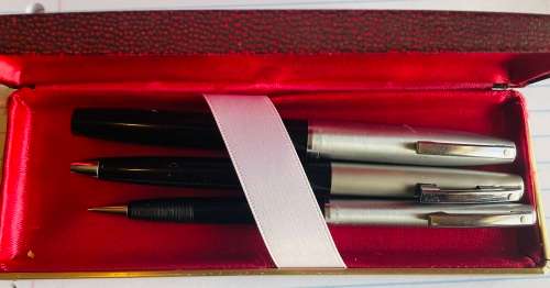 SHEAFFER VINTAGE WHITE DOT TRIO BLACK & SILVER FOUNTAIN PEN, BALLPOINT PEN & PENCIL IN BOX