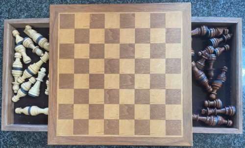 MAGNETIC SQUARE WOODEN CHESS SET WITH MAGNETIC WOOD PIECES, EXCELLENT CONDITION