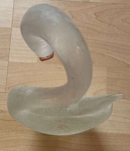 GLASS SWAN STATUE