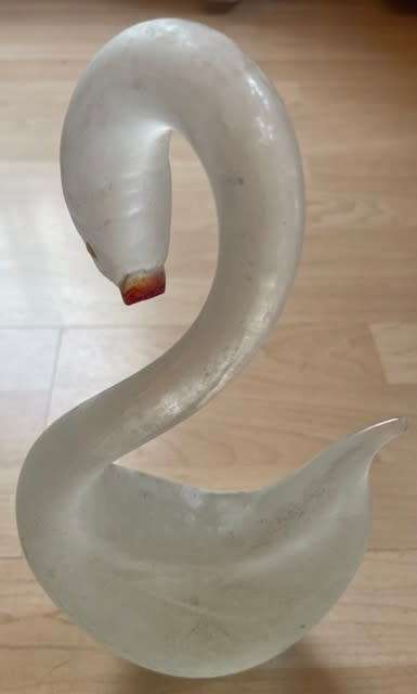GLASS SWAN STATUE