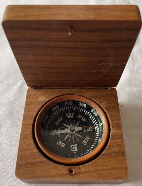COPPER COMPASS IN BROWN WOODEN BOX.
