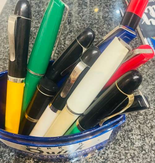 COLLECTION OF OVERSIZED NOVELTY PENS IN AN OVERSIZED PARKER INK CONTAINER