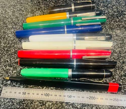 COLLECTION OF OVERSIZED NOVELTY PENS IN AN OVERSIZED PARKER INK CONTAINER