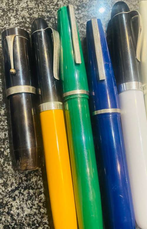 COLLECTION OF OVERSIZED NOVELTY PENS IN AN OVERSIZED PARKER INK CONTAINER