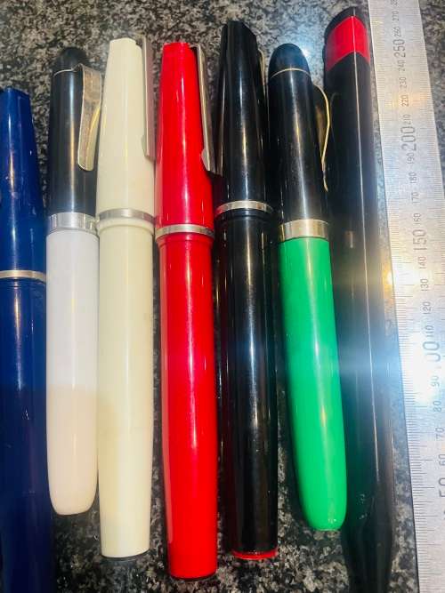 COLLECTION OF OVERSIZED NOVELTY PENS IN AN OVERSIZED PARKER INK CONTAINER