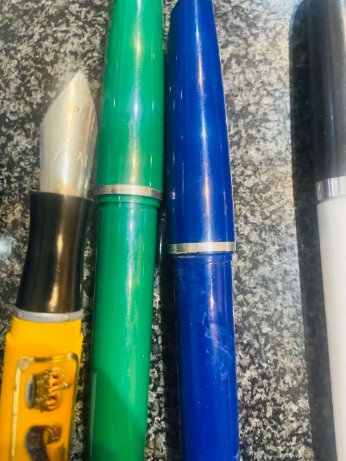COLLECTION OF OVERSIZED NOVELTY PENS IN AN OVERSIZED PARKER INK CONTAINER