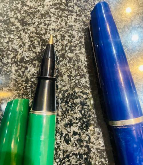 COLLECTION OF OVERSIZED NOVELTY PENS IN AN OVERSIZED PARKER INK CONTAINER
