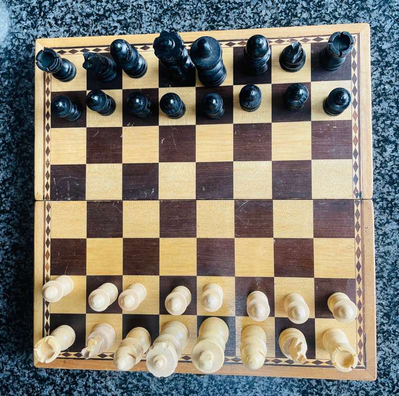 FOLDING WOODEN CHESS SET COMPLETE WITH CHESSMEN