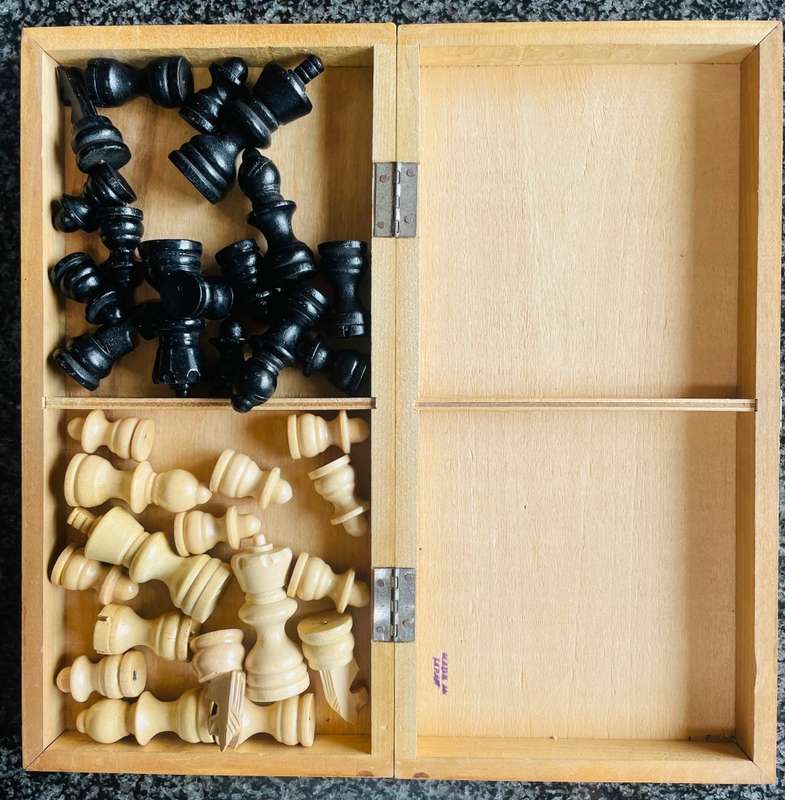FOLDING WOODEN CHESS SET COMPLETE WITH CHESSMEN
