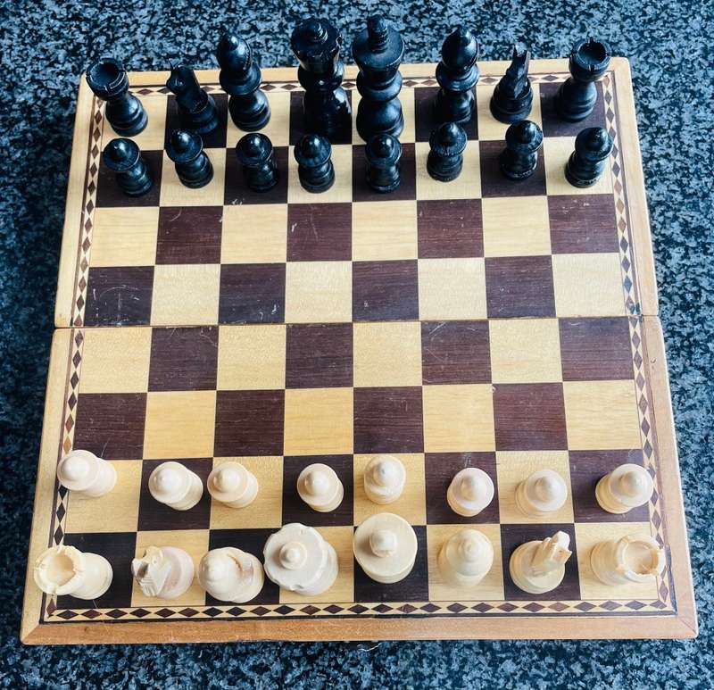 FOLDING WOODEN CHESS SET COMPLETE WITH CHESSMEN
