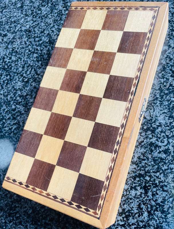 FOLDING WOODEN CHESS SET COMPLETE WITH CHESSMEN