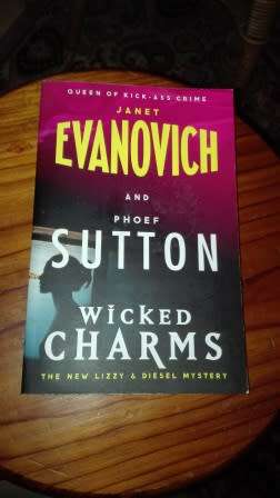 Wicked Charms  Janet Evanovich and Phoef Sutton
