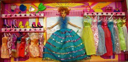 30 PIECE COLLECTIBLE PRINCESS DOLL SET