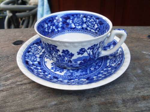 RATHER NICE VINTAGE?? VILLEROY & BOCH BLUE & WHITE "RUSTICANA" TEA DUO (COUNTRY HOUSE SCENE) CHIP!