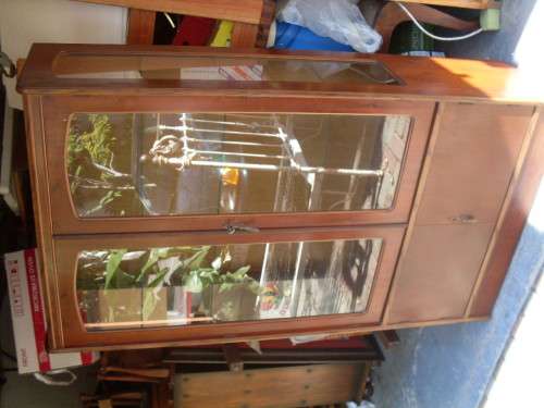 VINTAGE NICELY CRAFTED DISPLAY CABINET, 2 KEYS LOWER CUPBOARD 3 GLASS SHELVES, MAHOGANY? LIKE FINISH