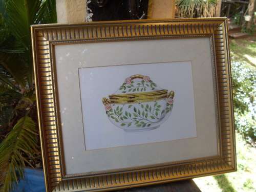 WELL FRAMED PRINT OF A TUREEN LIKE DISH PLUS LID WITH GILT, ROSE FLORAL PLUS LEAF