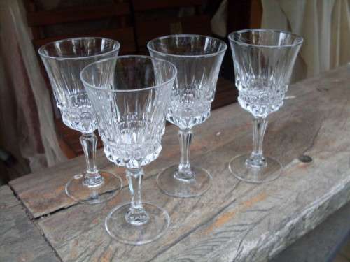 A SET OF FOUR WINE GLASSES  (CRYSTAL D'ARQUE STYLE!)