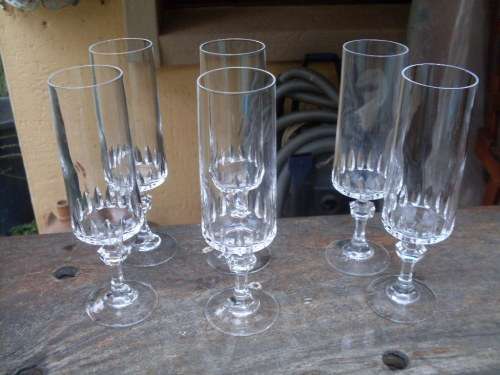 A SET OF SIX EXQUISITE CUT? TEAR DROP PATTERN FLUTED CRYSTAL GLASSES, NICE DETAILED STEM