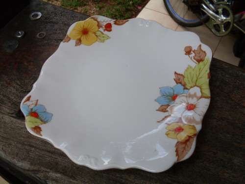 THIS IS EXCEPTIONAL! A BEAUTIFUL VINTAGE BELL CHINA ENGLAND CAKE SERVING PLATE HAND PAINTED DAISIES