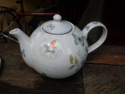 EASY LIFE DESIGNS, JARDIN SECRET TEAPOT WITH ROSES, BUTTERFLIES ETC. PRETTY! WITH STRAINER