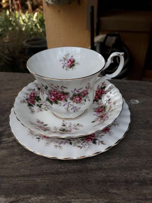STUNNING ROYAL ALBERT "LAVENDER ROSE" TEA TRIO. NOTHING FURTHER TO SAY!!!