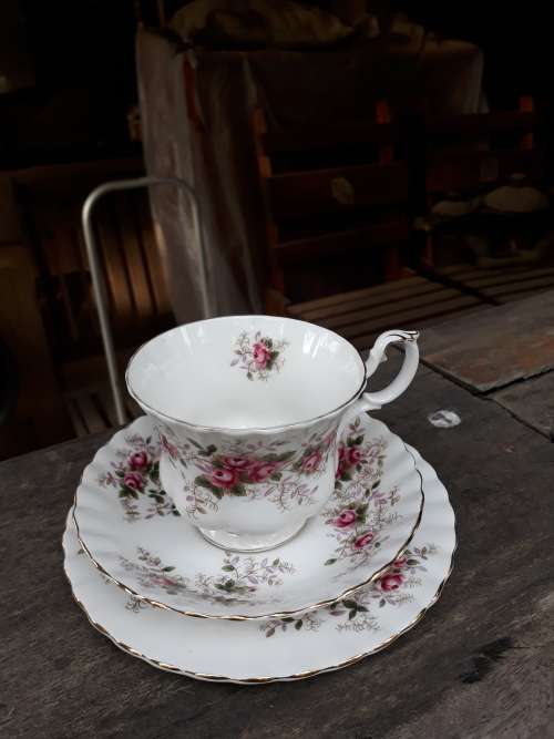 INIMITABLE ROYAL ALBERT "LAVENDER ROSE" TEA TRIO