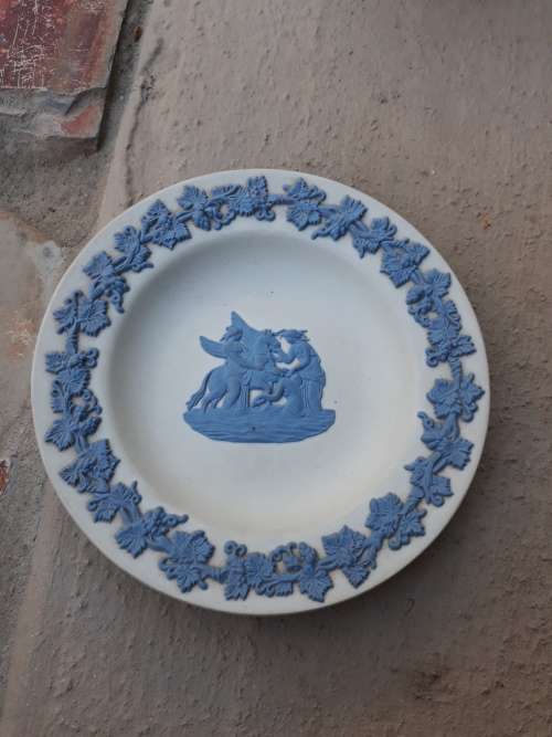 VINTAGE WEDGWOOD JASPERWARE WHITE BASE BLUE APPLIQUE HORSE (PEGASUS)+ VINE LEAF