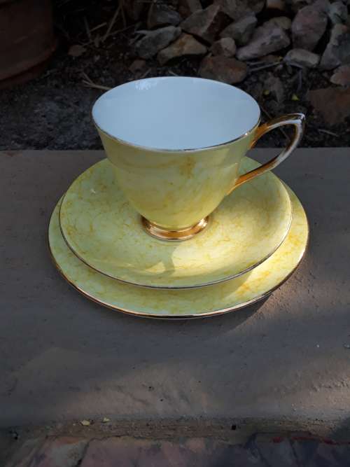 STUNNING VINTAGE 60'S 70'S ROYAL ALBERT "GOSSAMER" LYRIC SHAPE TEA TRIO YELLOW SWIRL/MARBLED