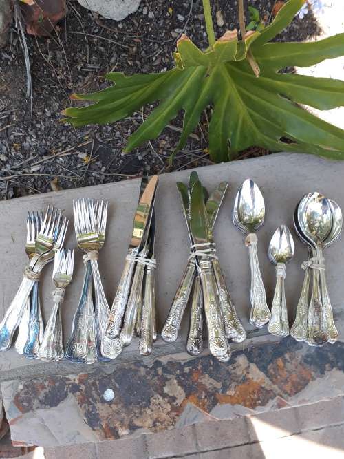 INCREDIBLE 48 PIECE KINGS PATTERN CUTLERY SET (FIND YOUR BOX AND MMMWO PERFECT!) GREAT CONDITION TOO