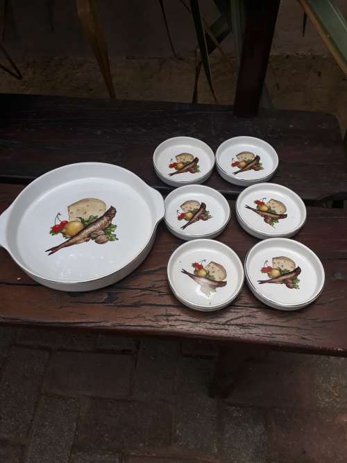 WILLSGROVE POTTERY (ZIMBABWE) QUICHE/PIE DISH WITH 6 MATCHING SMALLER ROUND DISHES FISH, CHEESE  ETC