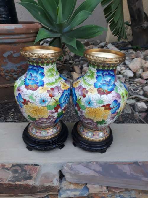 MAGNIFICENT LARGE TRUE PAIR OF COLOURFUL ORNATE FLORAL JINGFA CHINA CLOISONNE VASES + STANDS
