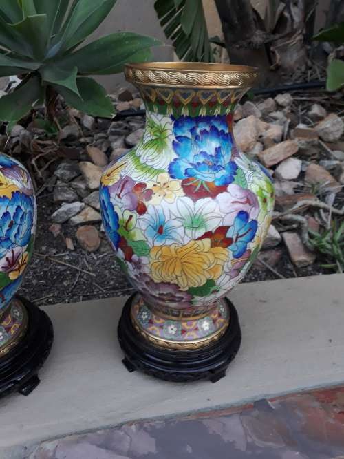 MAGNIFICENT LARGE TRUE PAIR OF COLOURFUL ORNATE FLORAL JINGFA CHINA CLOISONNE VASES + STANDS