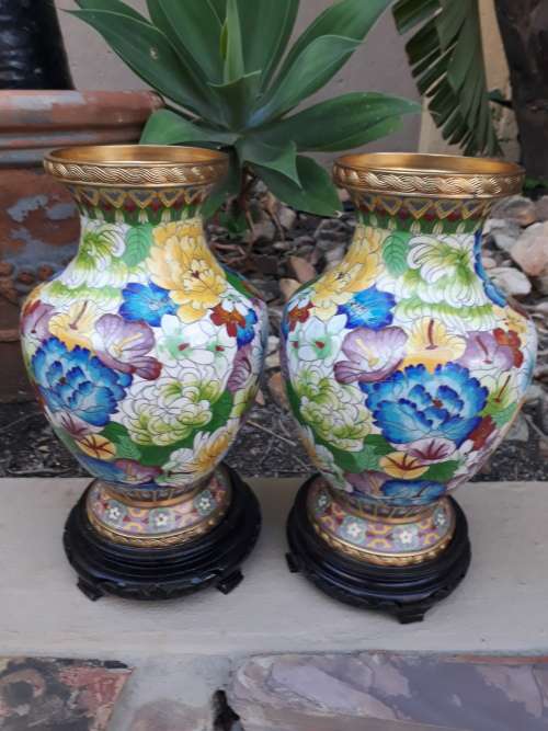 MAGNIFICENT LARGE TRUE PAIR OF COLOURFUL ORNATE FLORAL JINGFA CHINA CLOISONNE VASES + STANDS