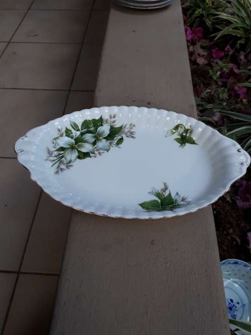 SUMMERY AND DELICIOUS ROYAL ALBERT "TRILLIUM" OVAL DISH 22CM WHITE FLORAL GREEN LEAVES WOW!