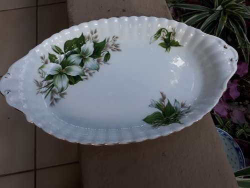 SUMMERY AND DELICIOUS ROYAL ALBERT "TRILLIUM" OVAL DISH 22CM WHITE FLORAL GREEN LEAVES WOW!