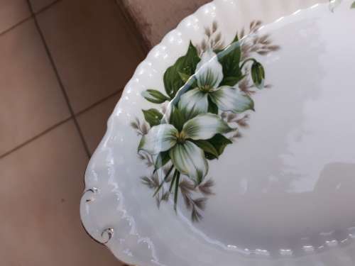 SUMMERY AND DELICIOUS ROYAL ALBERT "TRILLIUM" OVAL DISH 22CM WHITE FLORAL GREEN LEAVES WOW!