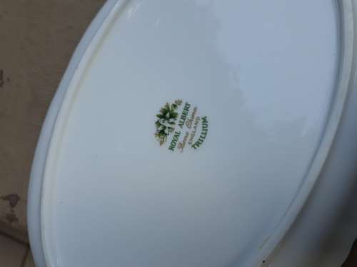 SUMMERY AND DELICIOUS ROYAL ALBERT "TRILLIUM" OVAL DISH 22CM WHITE FLORAL GREEN LEAVES WOW!
