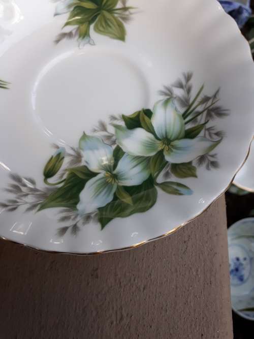 BEAUTIFUL ROYAL ALBERT TRILLIUM SAUCER WHITE FLOWER GREEN LEAF, SUPER