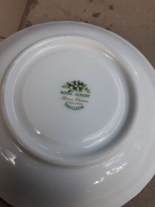 BEAUTIFUL ROYAL ALBERT TRILLIUM SAUCER WHITE FLOWER GREEN LEAF, SUPER