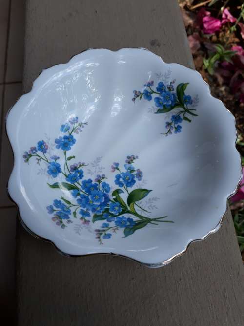 lOVELY ROYAL ALBERT SOMEWHAT SHELL SHAPED PIN DISH FORGET ME NOT