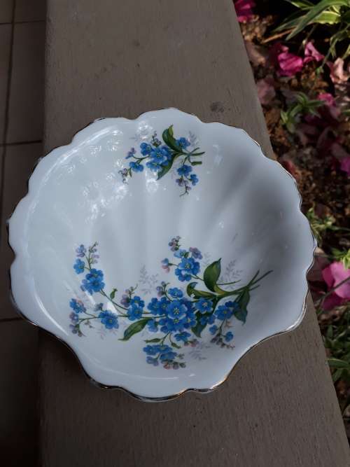 lOVELY ROYAL ALBERT SOMEWHAT SHELL SHAPED PIN DISH FORGET ME NOT