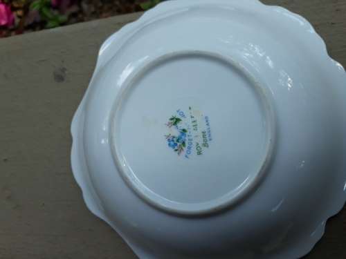 lOVELY ROYAL ALBERT SOMEWHAT SHELL SHAPED PIN DISH FORGET ME NOT