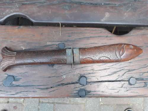 THERE IS SOMETHING FISHY ABOUT THIS! VINTAGE CARVED FISH SHAPED SHEATH & KNIFE WOOD & METAL. INDIAN